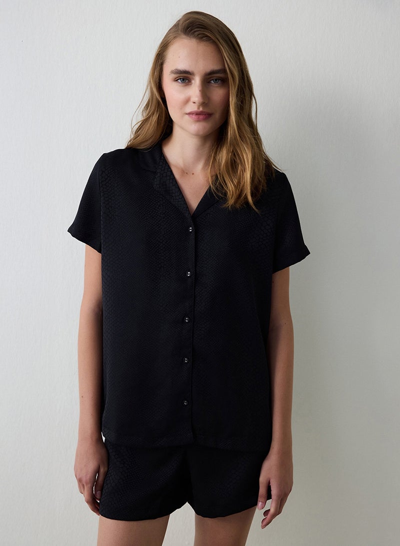 بنتي طقم بيجامة ساتان بأكمام قصيرة وياقة قميص مع شورت - Image 1